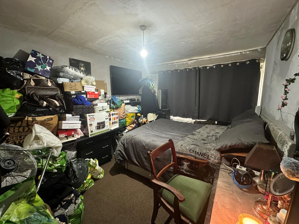 Lot: 31 - FIRST FLOOR FLAT FOR INVESTMENT - Bedroom one